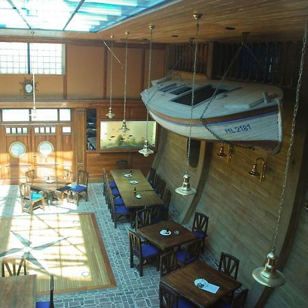 Hotel Marina Hermanuv Mestec Екстер'єр фото