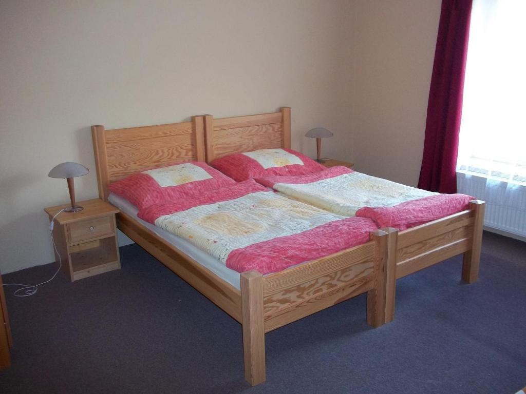 Hotel Marina Hermanuv Mestec Екстер'єр фото