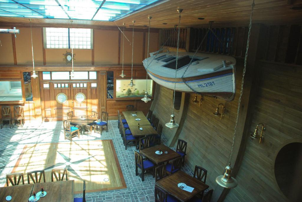 Hotel Marina Hermanuv Mestec Екстер'єр фото