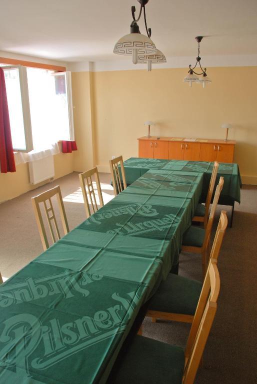 Hotel Marina Hermanuv Mestec Екстер'єр фото